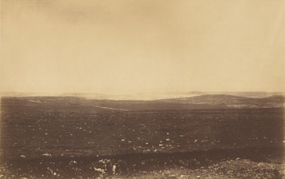 Gezicht op Sebastopol in de verte met de lijnen van Gordons Batterij. door Roger Fenton