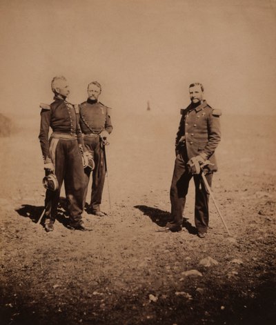 Franse generaals Labousiniere en Beuret staand met derde officier, Krimoorlog, Krim, Oekraïne door Roger Fenton