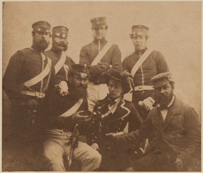 Twee officieren en vier mannen met cantinière, Krim, 1855 door Roger Fenton