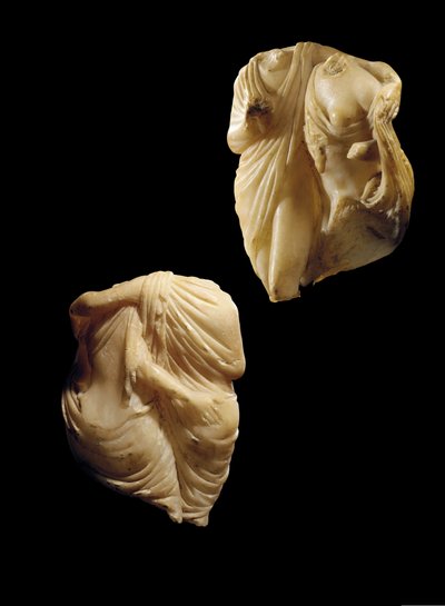 Een Grieks-Romeinse marmeren dyade van Priapus die een maenade omhelst door Roman