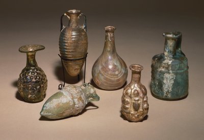 Een groep delicate Romeinse geblazen en gegoten glazen cosmetische flessen, 1e eeuw na Chr. door Roman