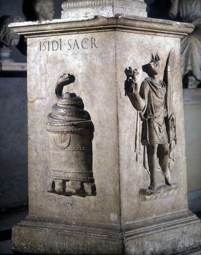 Altaar gewijd aan Isis. Links: mystieke steen met slang en rechts: Anubis-Hermes. De woorden "Iside Sacr" zijn gegraveerd op de slang. 2e eeuw. Musei Capitolini, Rome door Roman