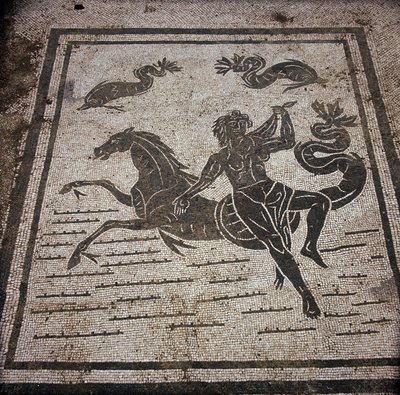 Oud Ostia. Plaats des Corporations. Mozaïek van de Sabratha Zeelieden Corporatie. Een nimf en een zeepaard. door Roman