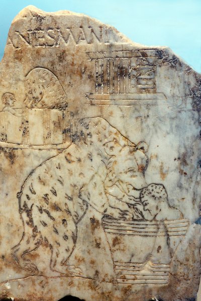 Berenvoorstelling, 2e - 3e eeuw (marmeren tablet gegraveerd) door Roman
