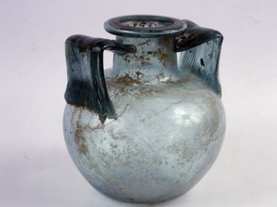 Blauwe glazen cineraria urn met gestreepte handvatten door Roman