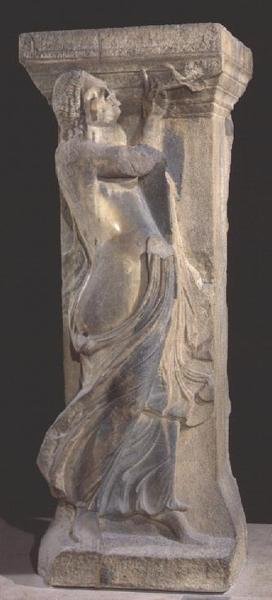 Versierde stenen pilaar met een bacchante die een dubbele fluit speelt, kopie van een Hellenistisch origineel uit Thessaloniki door Roman