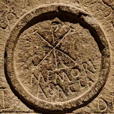 Detail van een altaarsteen die een afkorting voor de naam van Jezus Christus uitbeeldt, Noord-Afrika, c.4e eeuw n.Chr. door Roman