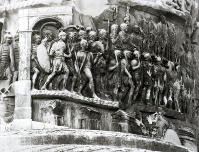 Detail van de Zuil van Marcus Aurelius (Colonna Antonina), 180-196 na Chr. (marmer) (zw/w foto) door Roman