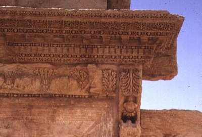 Detail van een entablement versierd met portretbustes, Romeins, 2e eeuw door Roman