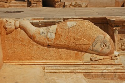 Dolfijnsnijwerk, bas-reliëf op het proscenium van het Romeinse theater, Sabratha, Libië, 2e eeuw na Christus door Roman