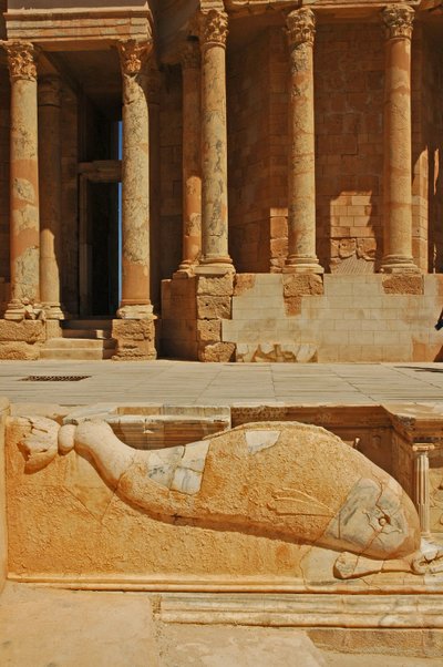 Dolfijnsnijwerk voor het podium, Sabratha, Libië, c.190 n.Chr. door Roman