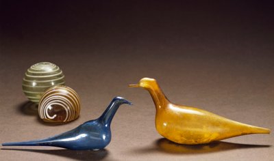 Duifvormige unguentaria, gekleurd en geblazen glas door Roman