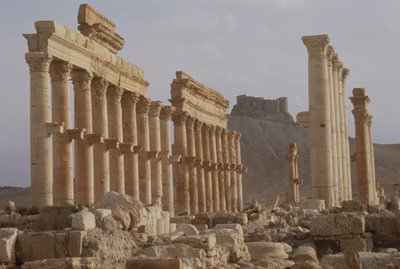 Oudste deel van de zuilengalerij die de hoofdas van de stad vormt, leidend naar Qalaat Ibn Maan, een 17e-eeuws Arabisch kasteel, gebouwd in de eerste helft van de 2e eeuw door Roman