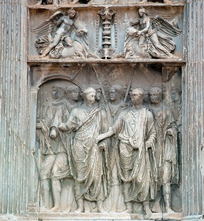 Keizer Trajanus gaat naar het forum bij zijn terugkeer uit Germania in 99 n.Chr. door de Praefectus Urbis, prefect van Rome. Laag reliëf. Benevento, Arco Traianeo door Roman
