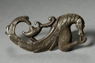 Fibula van een hippocampus (zilver) door Roman