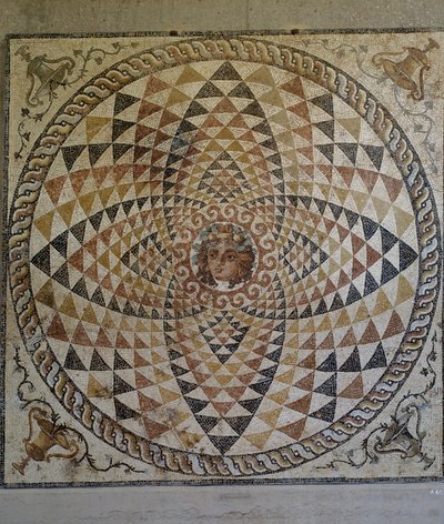 Geometrisch mozaïek met Dionysus in het midden ontdekt in Romeinse villa in Korinthe, Griekenland, Romeinse beschaving door Roman