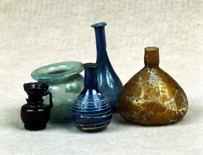 Glazen flessen en flesjes met parfums, balsems en zalven. Romeinse periode. 1e eeuw na Christus door Roman