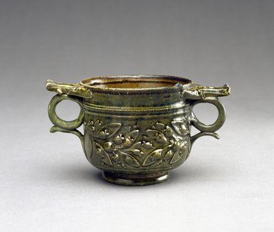 Groen geglazuurde Skyphos met verhoogde handvatten, blad-en-bes versieringen, AD 1-100 door Roman