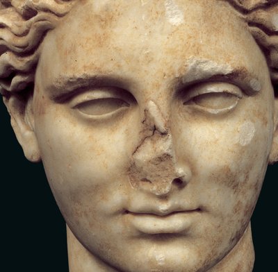 Hoofd van Apollo Sauroktonos (de hagedodendoder) kopie van een 4e-eeuws Grieks brons door Praxiteles, gevonden in Kifissia (marmer) (detail) door Roman
