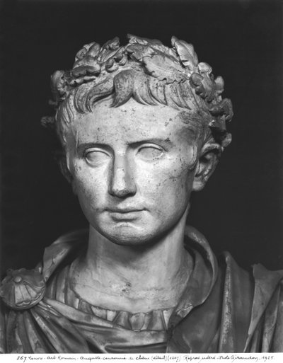 Hoofd van keizer Augustus (63 v.Chr.-14 n.Chr.) gekroond met een eikenkrans (detail) door Roman