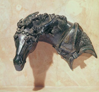 Hoofd van een muilezel gekroond met klimop, ornament van de armleuning van een bed door Roman