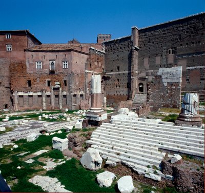 Keizerlijk Forum (forum van Augustus): uitzicht op de tempel van Avenger Mars (Marte Ultore). 2 v.Chr. Rome door Roman