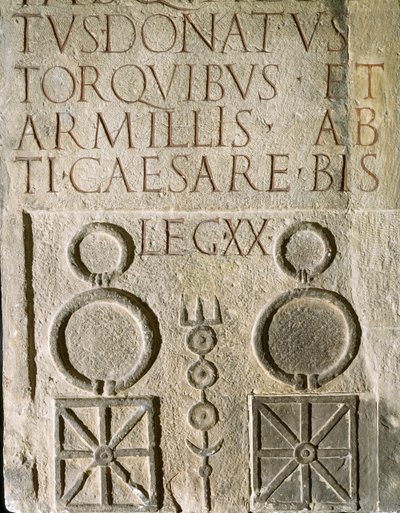 Inscriptie van het insigne van de Twintigste Overwinnende Valeriaanse Legioen, Romeins legioen opgericht in de 1e eeuw n.Chr. door Roman