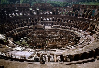Binnenaanzicht van het Colosseum, gebouwd tussen 70 en 80 door Roman