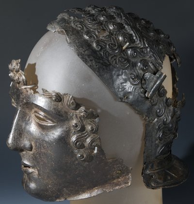 Paradehelm en gezichtsmasker, van de Romeinse site in Newstead, Melrose, laat 1e eeuw na Christus door Roman