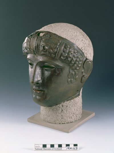 Parademasker van een jong mannelijk gezicht, van de Romeinse site in Newstead, Melrose, laat 1e eeuw na Christus door Roman