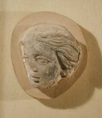 Reliëf met afbeelding van het hoofd van een vrouw, uit Tunesië door Roman
