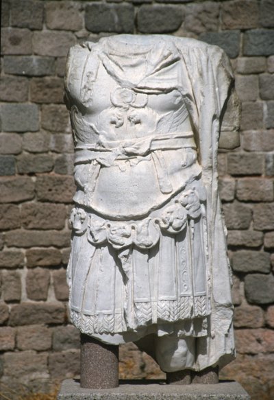 Resten van een standbeeld van Keizer Hadrianus door Roman