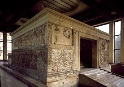 Romeinse kunst: Ara Pacis Augustae of altaar van de Vrede van Augustus: laag reliëf (rechterzijde) van het oude Rome gebouwd door de Romeinse keizer Augustus tussen 13 en 9 v.Chr. op het Marsveld in Rome om de vrede na de oorlogen van het rijk te herdenken door Roman