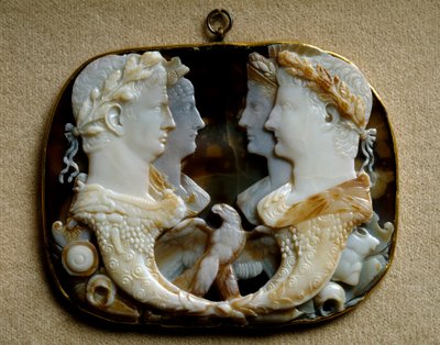 Romeinse kunst: Onyx camee (Gemma Claudia) met voorstellingen van keizerlijke paren Claudius en zijn vrouw Agrippina de Jongere en Germanicus door Roman