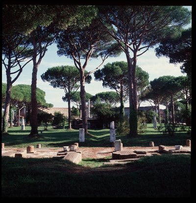Romeinse kunst: uitzicht op de ruïnes van het macellum (Marktplein) archeologische site van Ostia door Roman