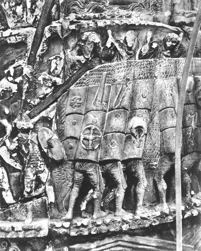 Romeinse soldaten die de testudo-methode gebruiken tijdens een aanval, detail van de zuil van Marcus Aurelius, AD 180-196 door Roman