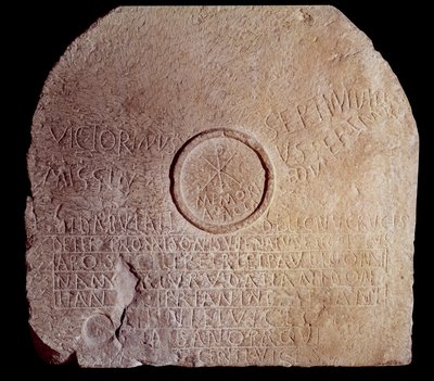Romeinse oudheid: votief tafelsteen (mensa) met inscriptie van twee Afrikaanse martelaren door Roman