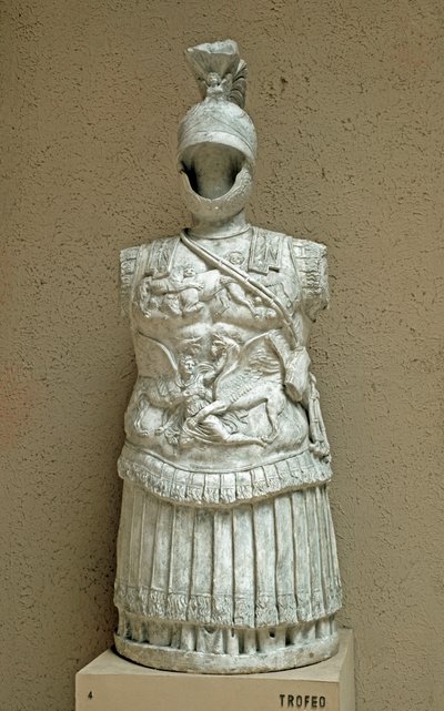 Romeinse kunst: Trofee van wapens in de vorm van paradeharnas van een Romeinse soldaat uit de 1e eeuw v.Chr. Rome, museo della civilta romana door Roman