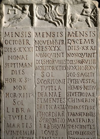 Romeinse kalender van het Marsveld die de maanden (oktober, november, december), de dagen met de sterrenbeelden en tekens van de dierenriem (Weegschaal, Schorpioen, Boogschutter) en het bijbehorende landbouwwerk aangeeft. 1e eeuw v.Chr.-1e eeuw n.Chr. door Roman