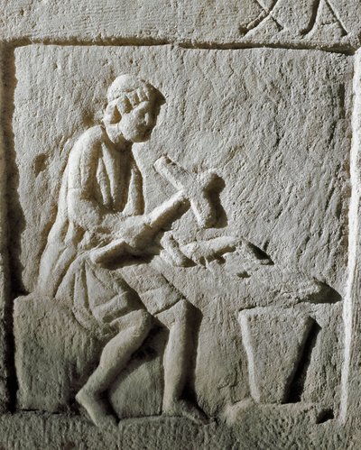 Romeinse kunst: detail van een stele met een smid die metaal slaat op een aambeeld door Roman