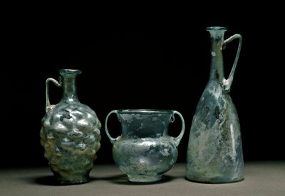 Romeinse kunst: glazen flessen en kruik door Roman