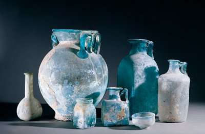 Romeinse kunst: glazen vazen en kruiken. Uit Pompeii. 1e eeuw na Christus. Napels, Museo Archeologico Nazionale door Roman