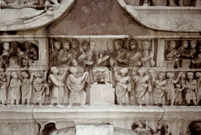 Romeinse kunst: laag marmeren reliëf dat de verdeling van subsidies aan het volk op het forum van Caesar voorstelt. 312-315 n.Chr. Boog van Constantijn, Rome door Roman