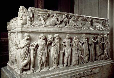 Romeinse kunst: marmeren sarcofaag versierd met de Muzen en een banketscène. Uit Ostia. 120-130 n.Chr. door Roman