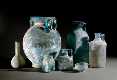 Romeinse kunst: potten, karaffen, bekers, vazen en glazen bekers uit Pompeii door Roman