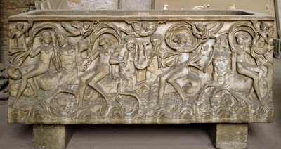 Romeinse kunst: sarcofaag versierd met lage reliëfs die een stoet van menaden, dansende centauren en muziekspelers voorstellen. Eind 3e eeuw. Museo Nazionale Romano, Rome door Roman