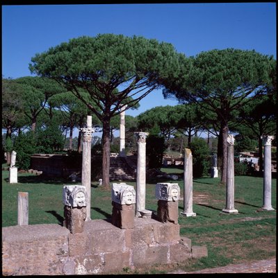 Romeinse kunst: uitzicht op de ruïnes van de Tempel van Ceres, archeologische site van Ostia door Roman