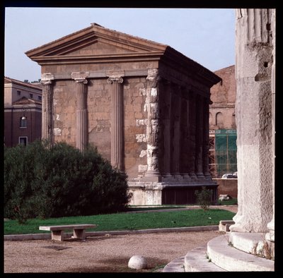 Romeinse kunst: uitzicht op de ruïnes van de Tempel van Portunus (tempel van mannelijke fortuin), archeologische site van het Boarium Forum, 70-80 AD, Rome, Italië door Roman
