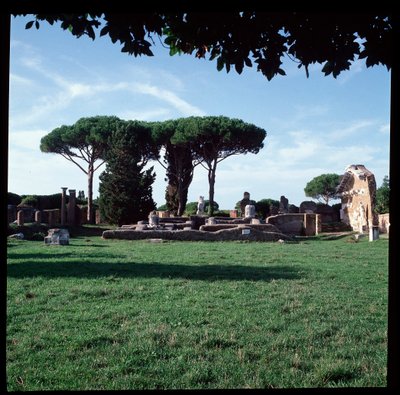 Romeinse kunst: uitzicht op de ruïnes van de Tempel van Rome en Augustus, archeologische site van Ostia door Roman