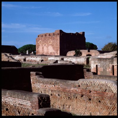 Romeinse kunst: uitzicht op de ruïnes van het capitool, archeologische site van Ostia door Roman